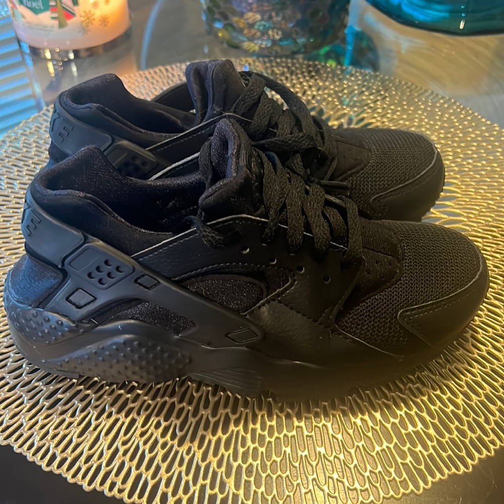 Boys size 3.5y black in color NWOT Nikes